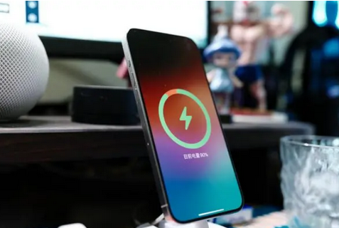 芦山苹果15换屏服务分享用什么充电器给iPhone15充电更好 